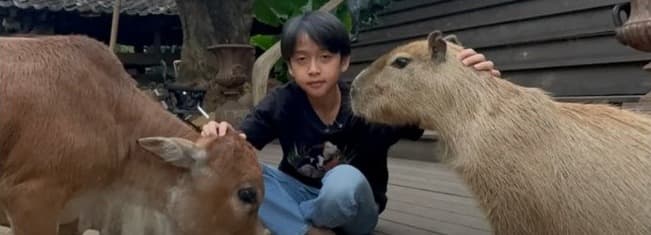 Anak bersama kapibara